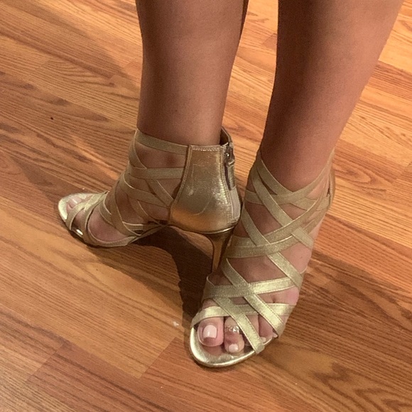 Metallic gold Tahari heels Size 10 - Picture 1 of 8